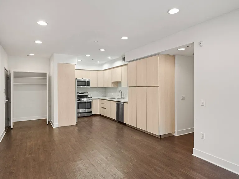Large-Size Kitchens with Energy-Efficient Appliances