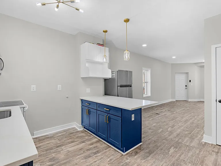 100 S Bouldin St — Photo 8