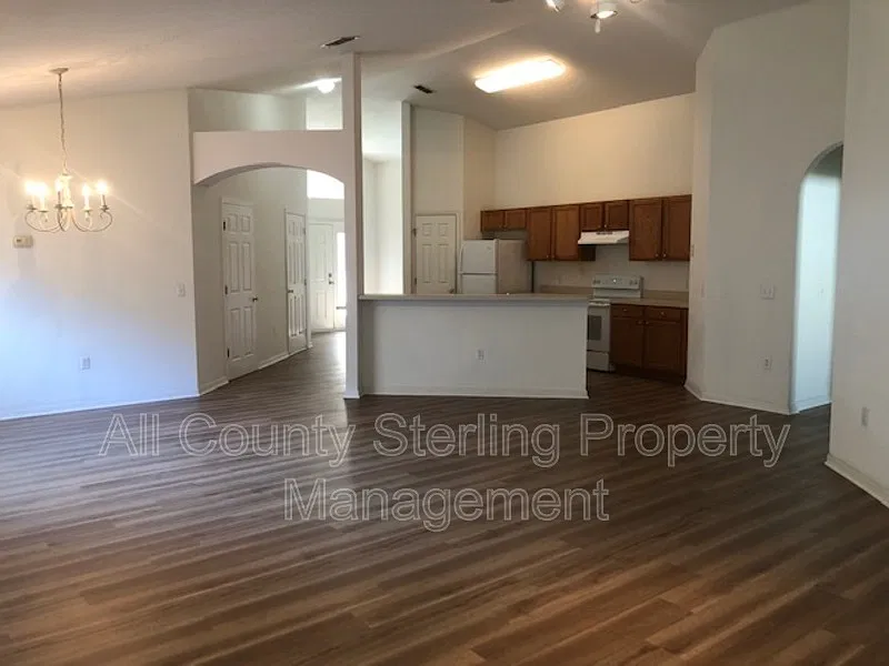 4 bed, 2.0 bath, 1847 sqft, $2,350 — Photo 3