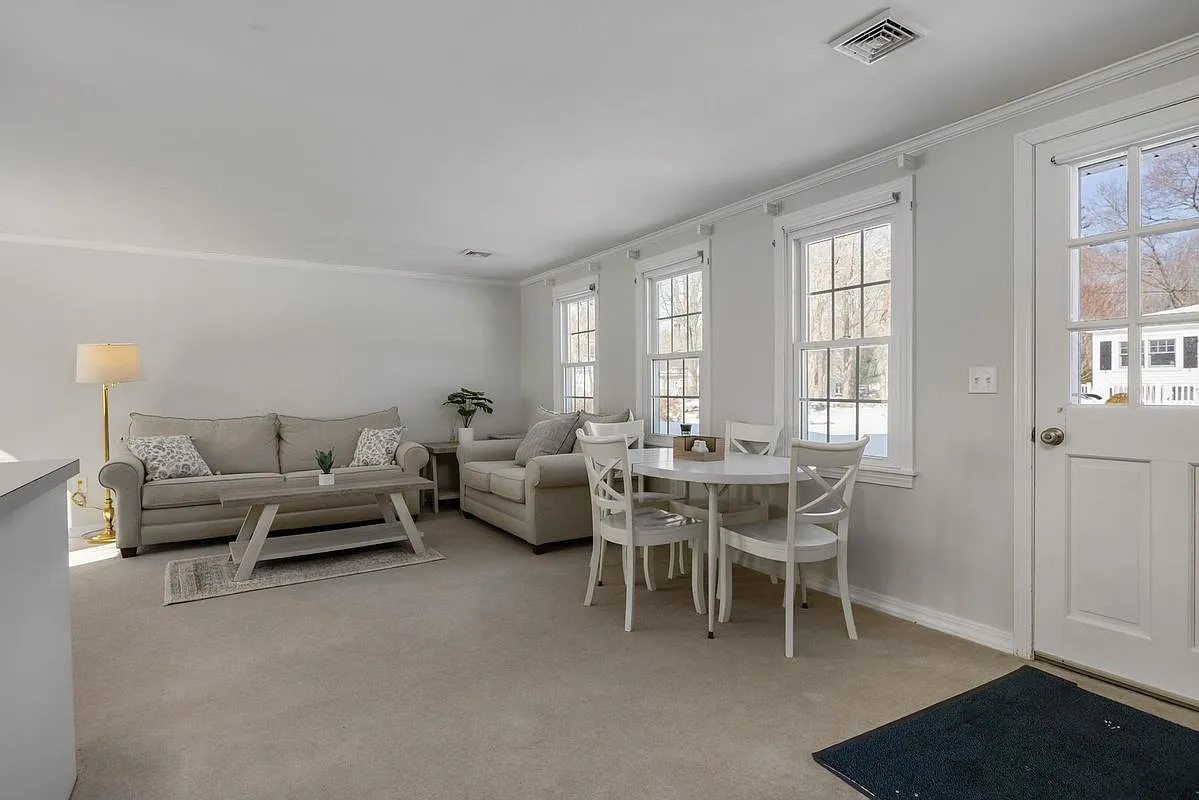 1 bed, 1.0 bath, 929 sqft, $3,000 — Photo 3