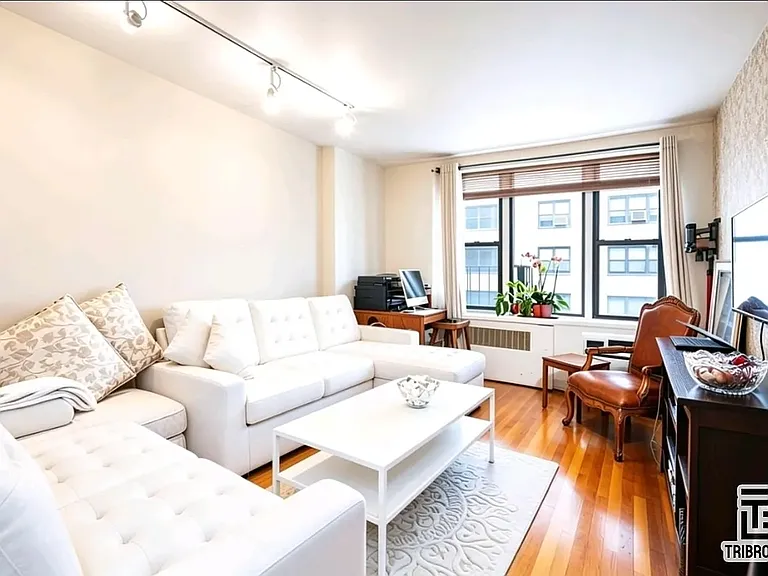 200 E 28th St #5J — Photo 1