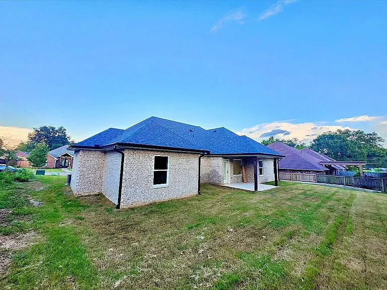 805 Woodridge Cir — Photo 3