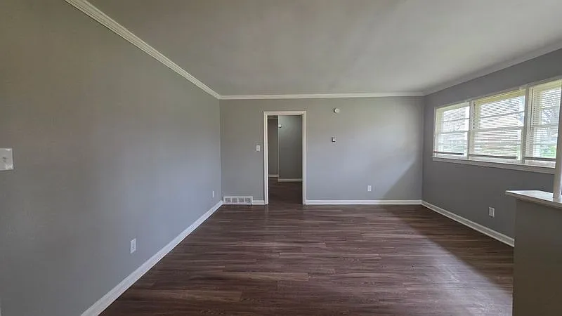 Charming 3BR Single-Story Home with Fenced Yard & Spacious Kitchen — Photo 3