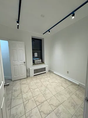 Rented by KNOCKKNOCK LLC | media 23