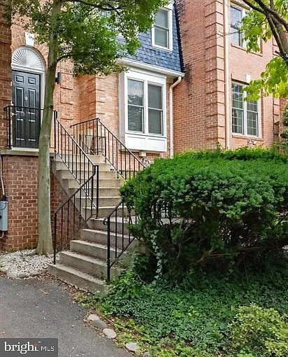 3 bed, 2.5 bath, 1604 sqft, $5,700 — Photo 2