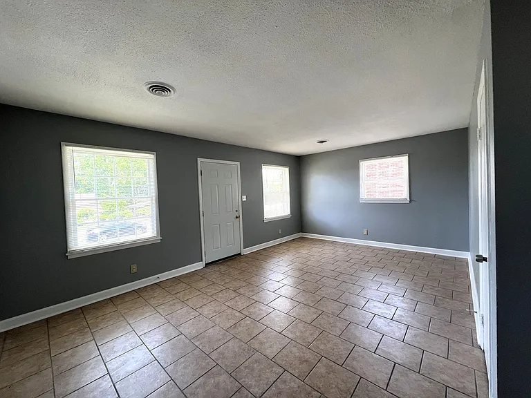 1008 Pelham St — Photo 4