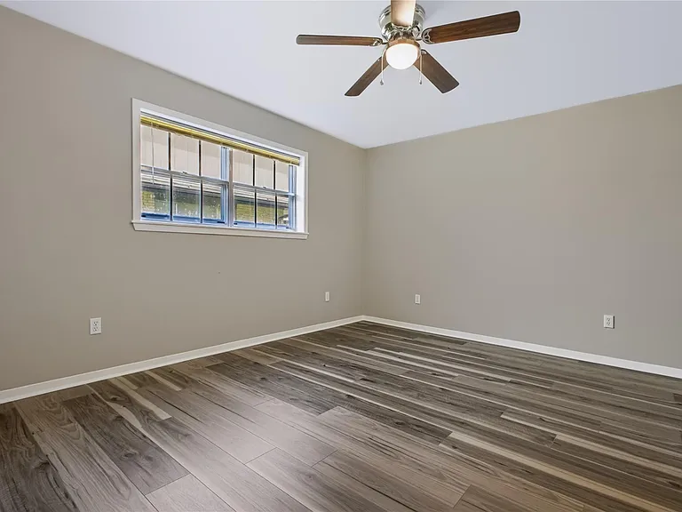 2405 Powell St — Photo 13