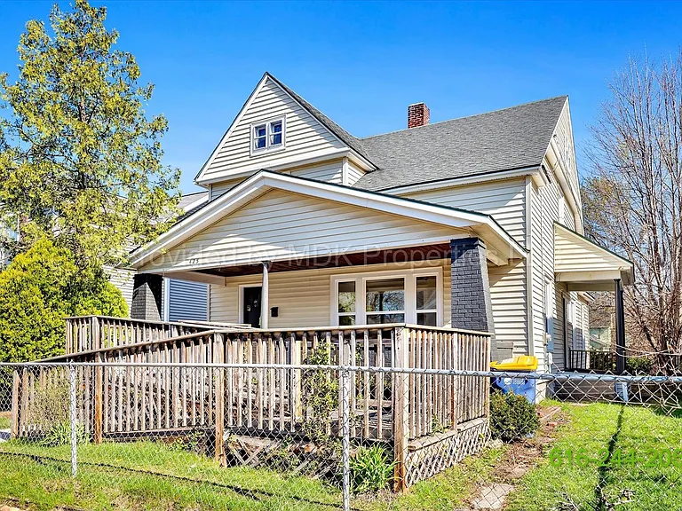 425 Woodlawn St SE — Photo 2