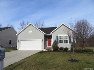 5535 Victoria Ln, Lockport, NY 14094