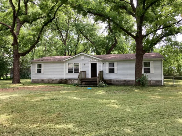 111 Redbud Ln, Perry, KS 66073