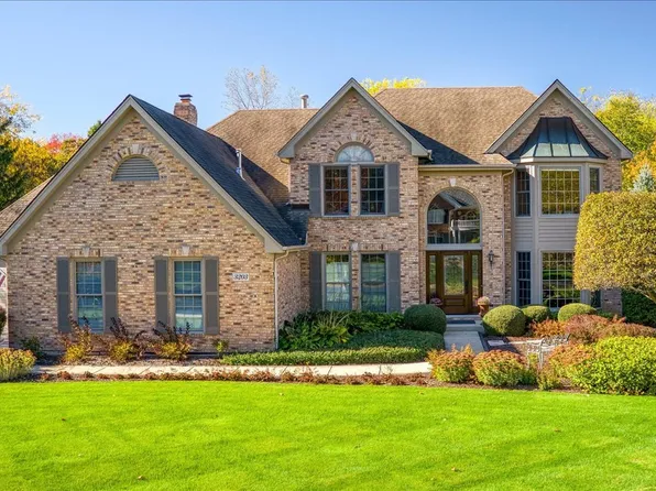 3203 Greenwood Ln, Saint Charles, IL 60175