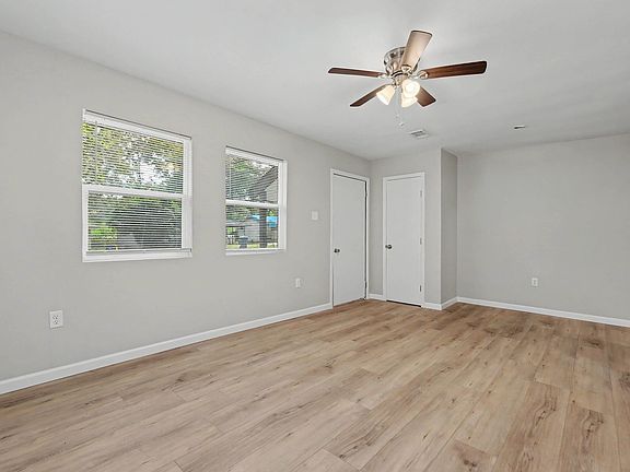 3rd image of 8 Durham Dr