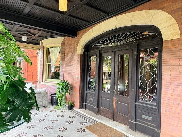 2 bed, 2.0 bath, 2500 sqft, $4,200 — Photo 2