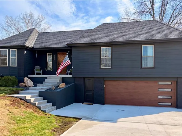 209 Saponi Ln, Lake Winnebago, MO 64034