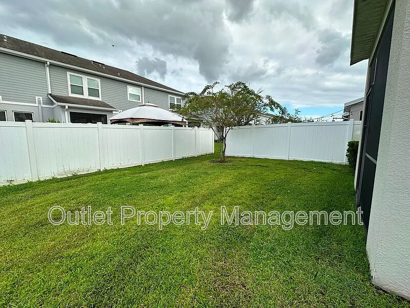 3 bed, 2.5 bath, 1685 sqft, $2,345 — Photo 3