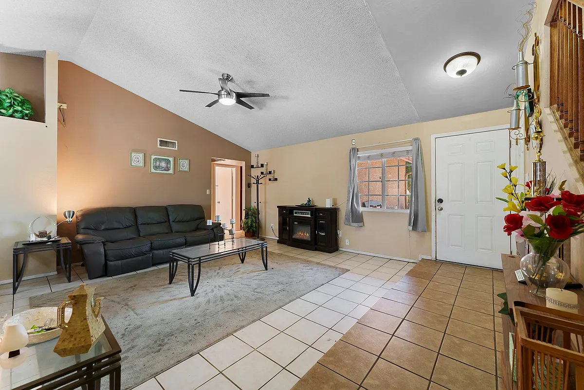Building Photo - 2326 E Folley St #5