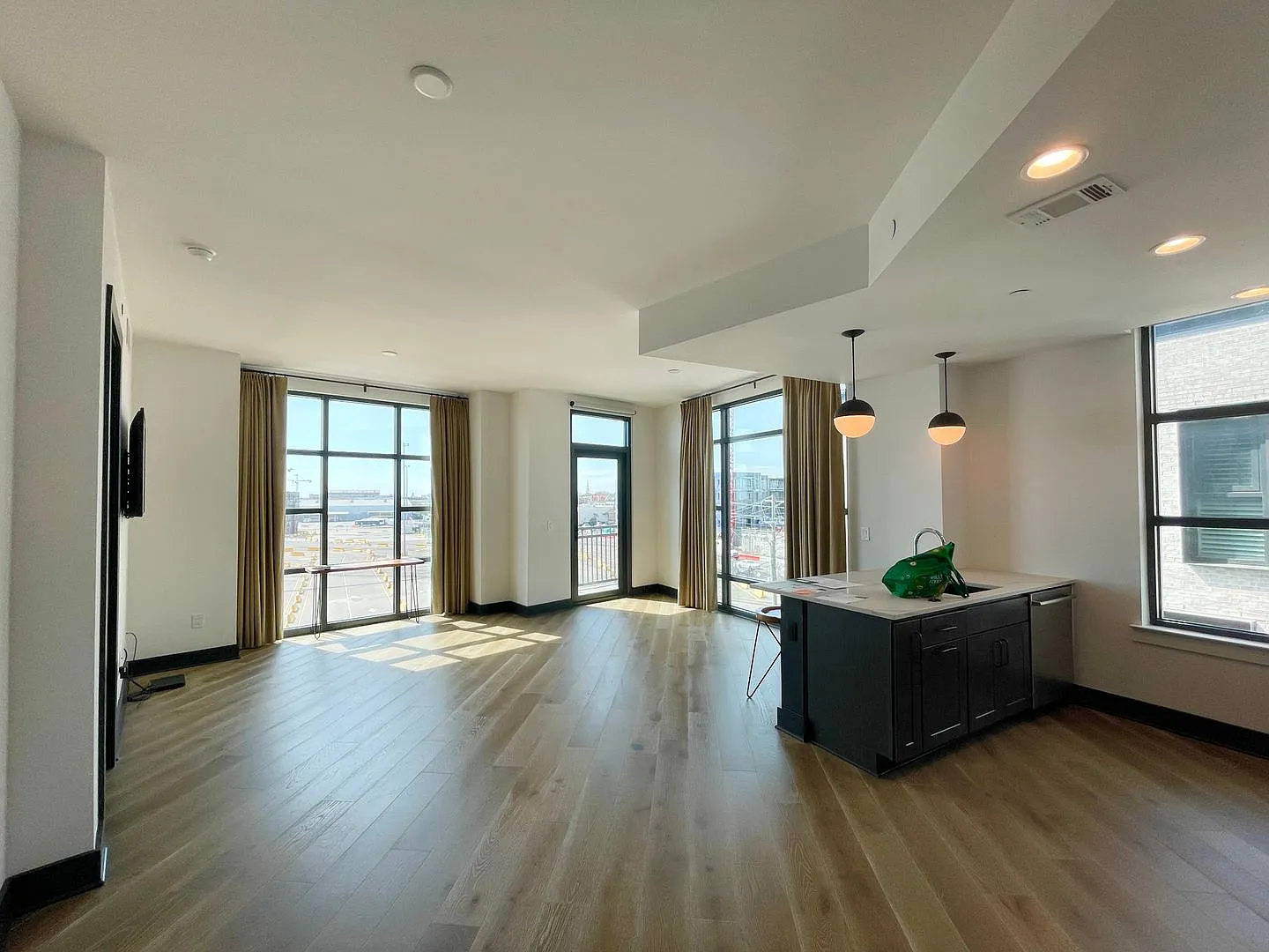 Gorgeous two bedroom newly built condominium at the Gadsden — Photo 2