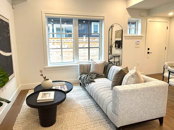 552 Kaslo St #2, Vancouver, BC V5K 3Z2