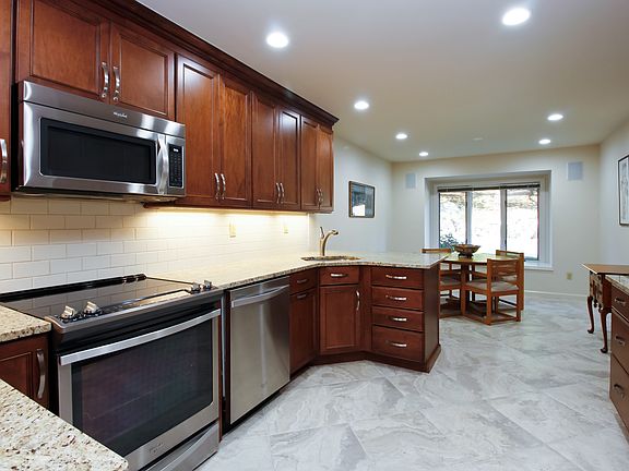 5th image of 12 Cotswold Dr