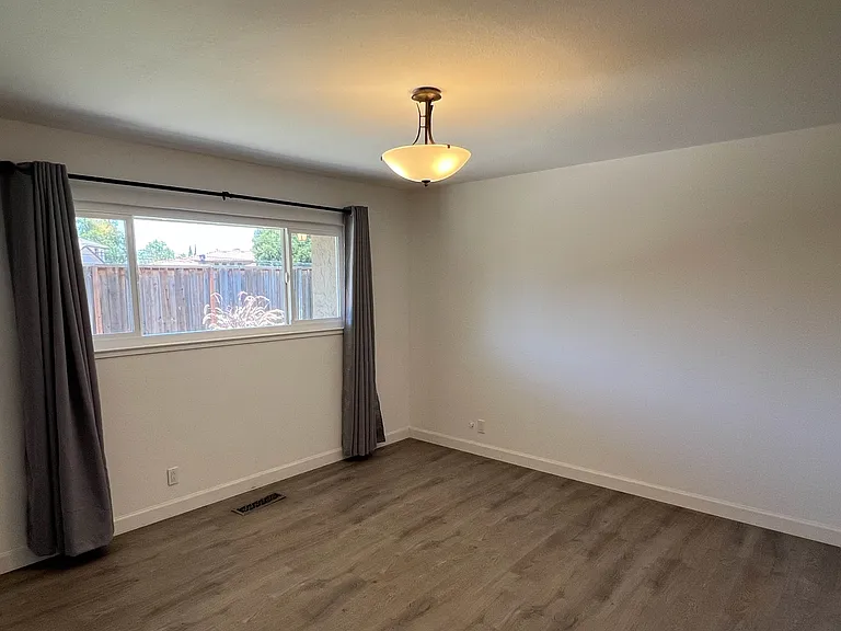 2119 Surrey Pl — Photo 7