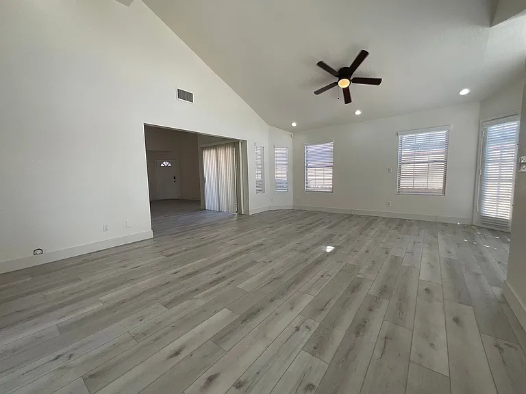 15345 Murray Ave — Photo 12