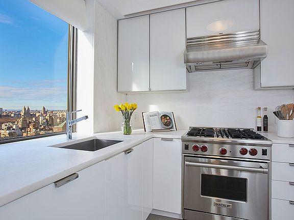 4th image of 167 E 61st St #32BC