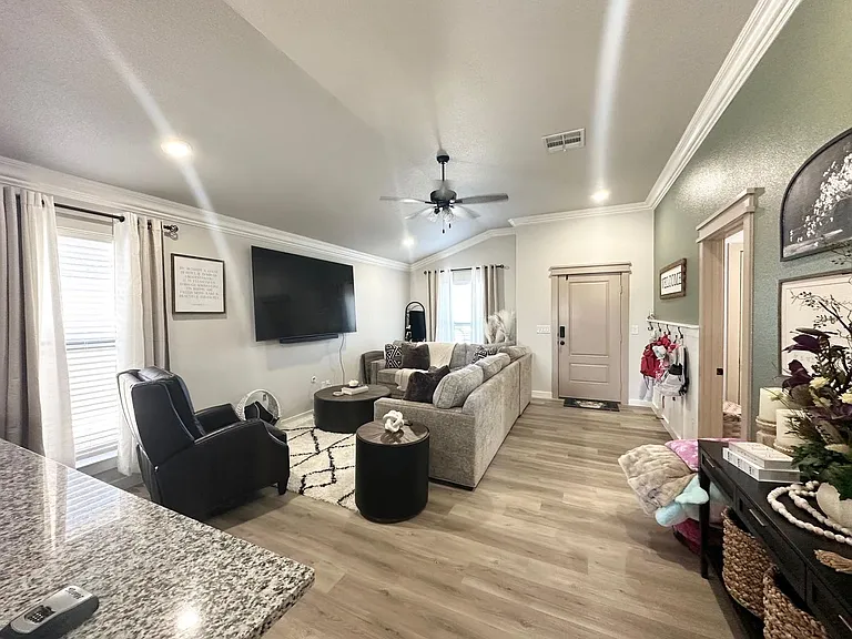 320 Panhandle Dr — Photo 3