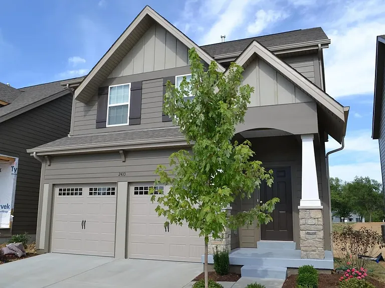 2410 Kilare Ln N — Photo 1