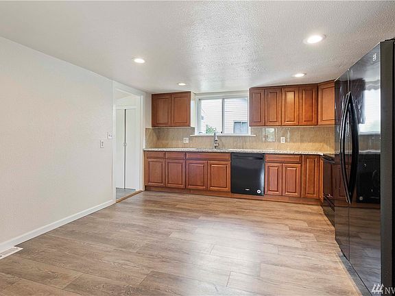 3rd image of 3626 W D St