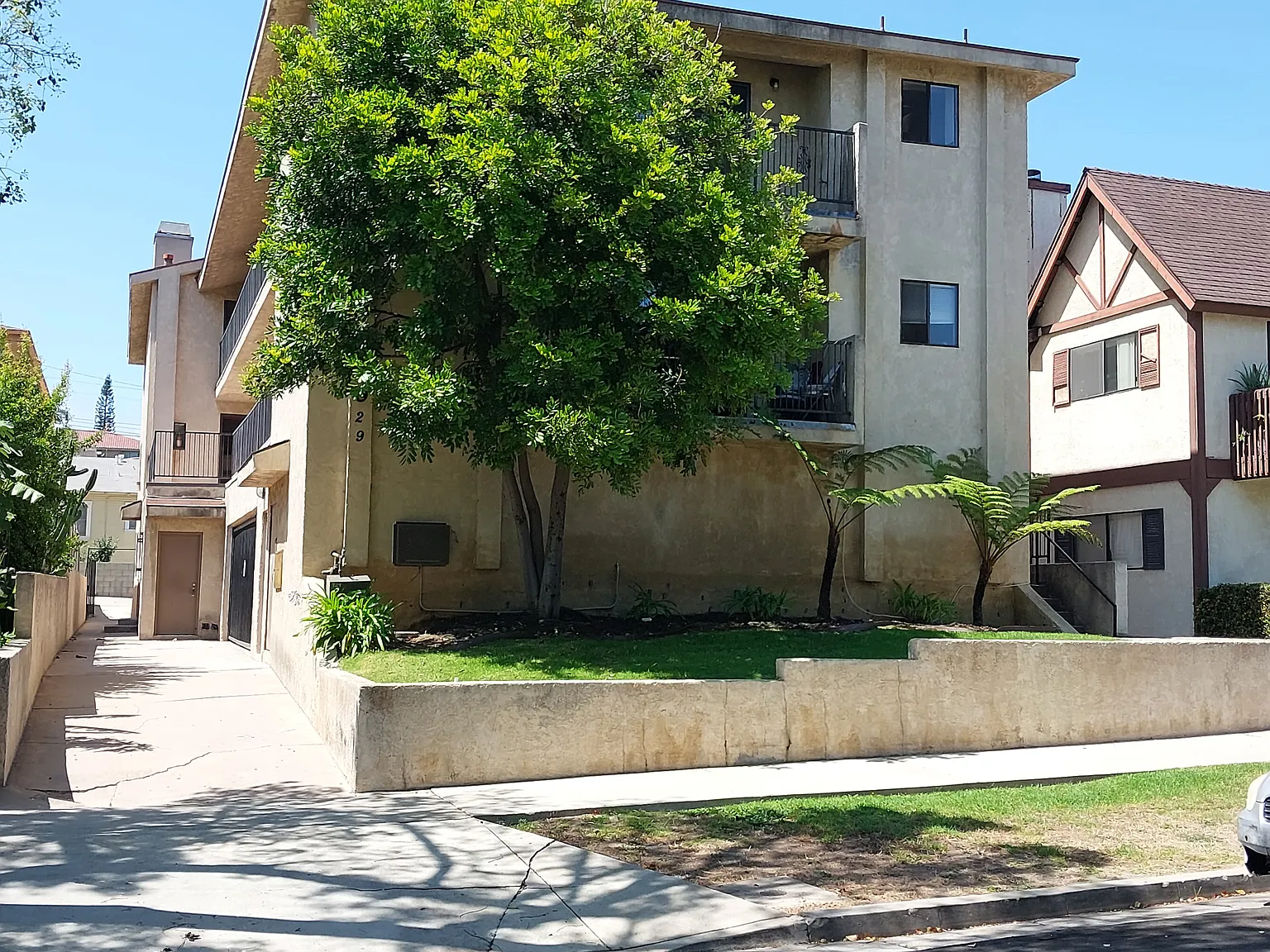 2 bed, 800 sqft, $2,200 — Photo 1