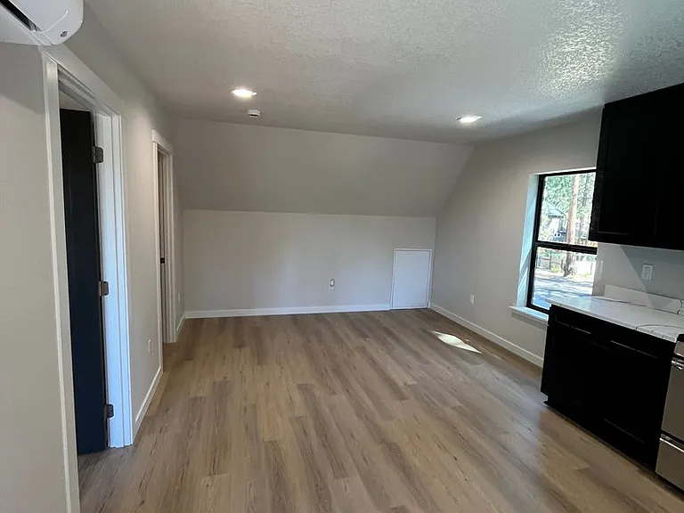 831 S Oak St — Photo 4