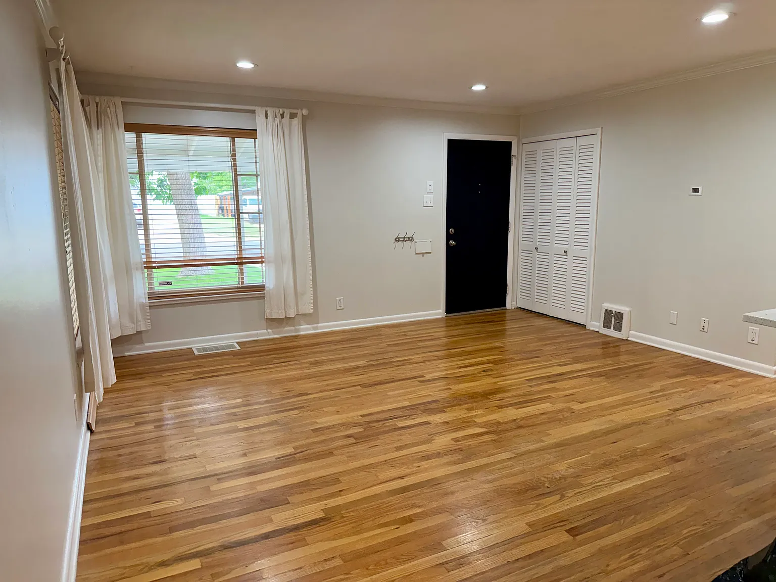 4 bed, 2200 sqft, $3,200 — Photo 3