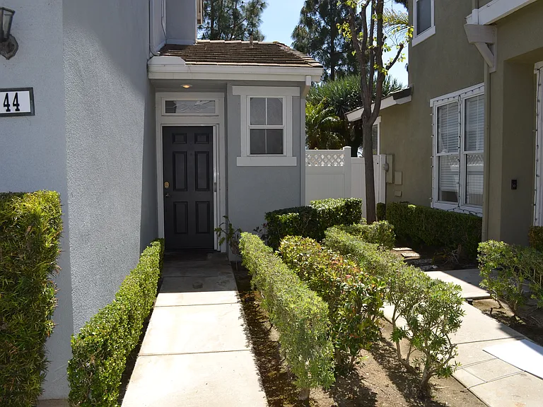 44 Woodcrest Ln — Photo 2