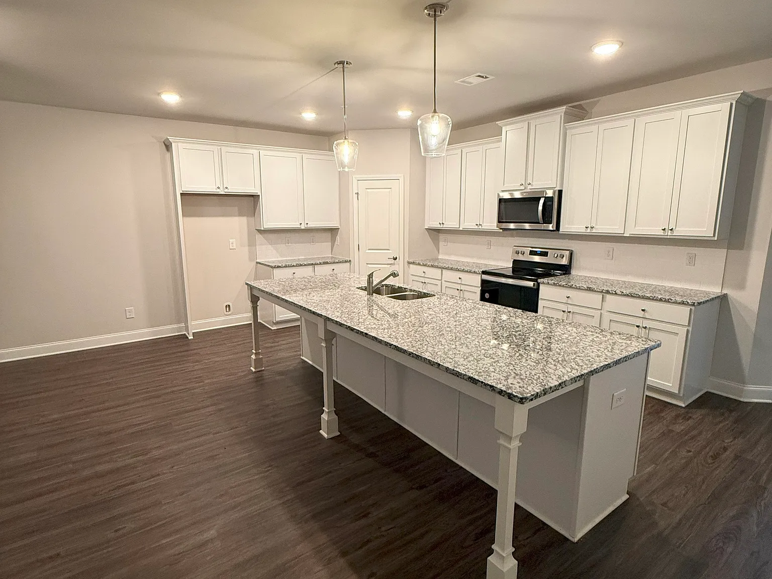 3 bed, 2.5 bath, 1695 sqft, $2,495 — Photo 2