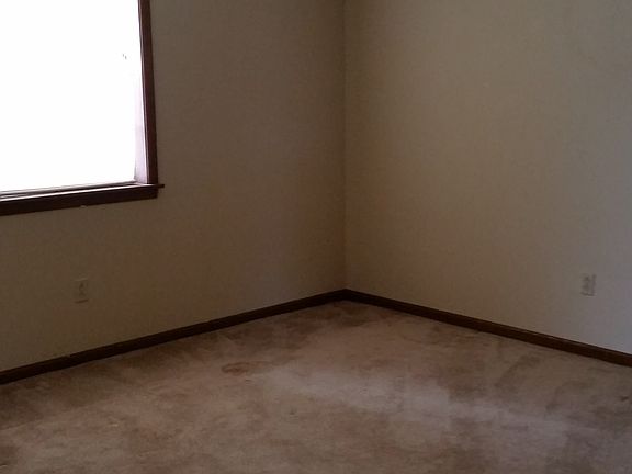 5th image of 400 Long Island Dr APT A