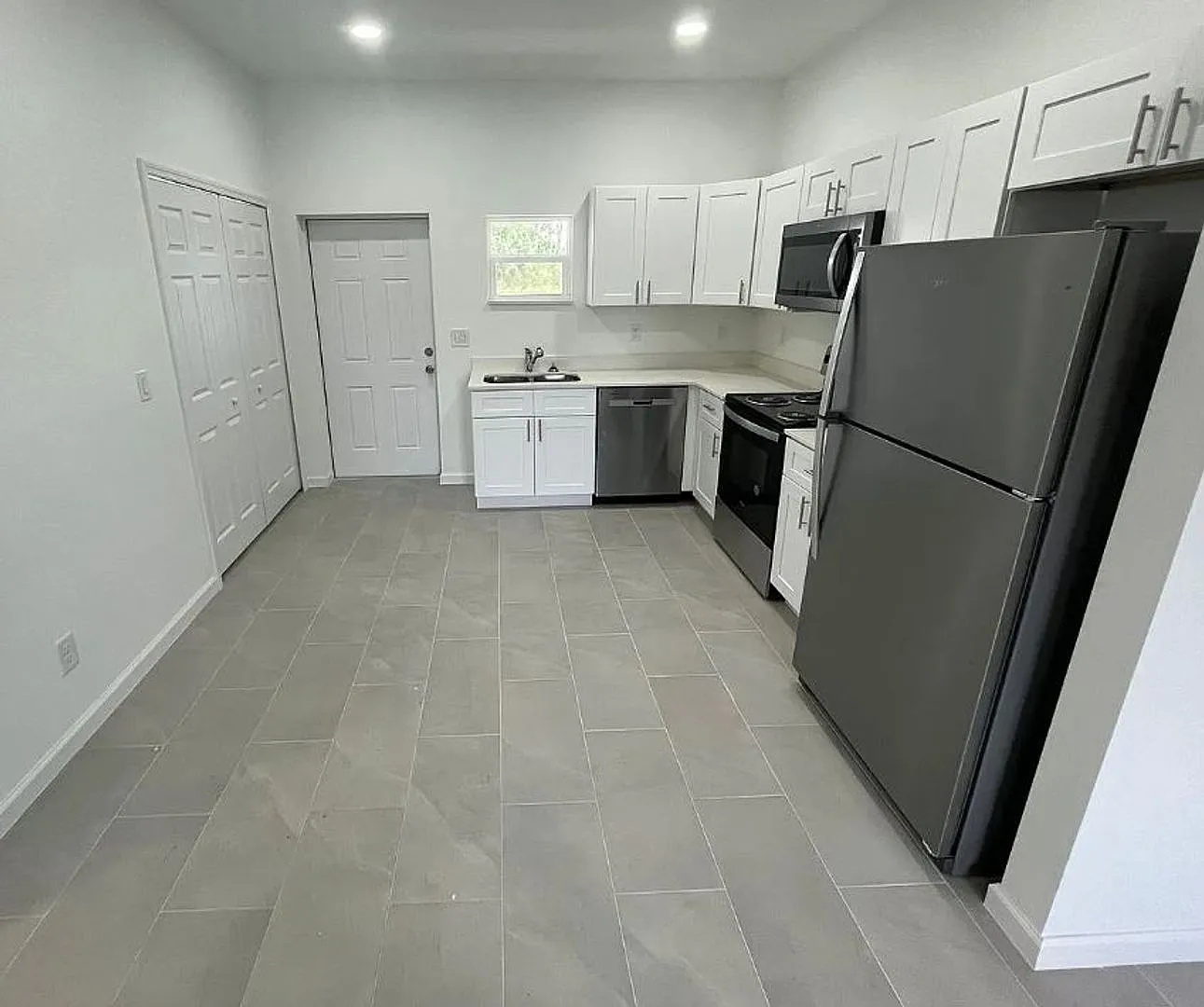 2-bed/ 1-bath single home in the quiet and peaceful Alva! — Photo 4