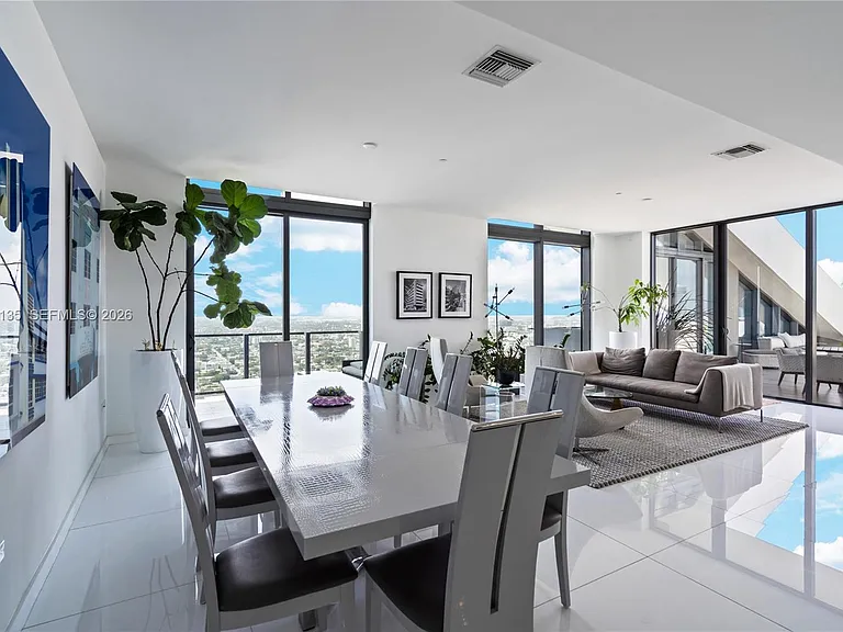 88 SW 7th St #4203 — Photo 4