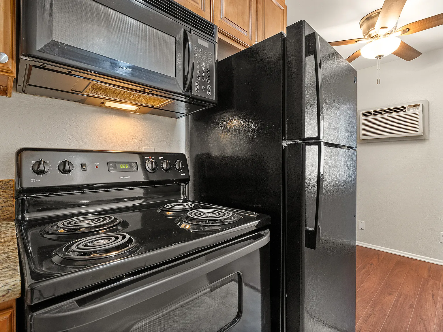Topanga Canyon Apartments — Photo 4