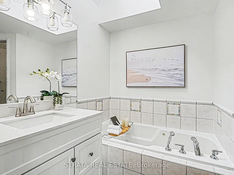 423 Manor Rd E — Photo 16