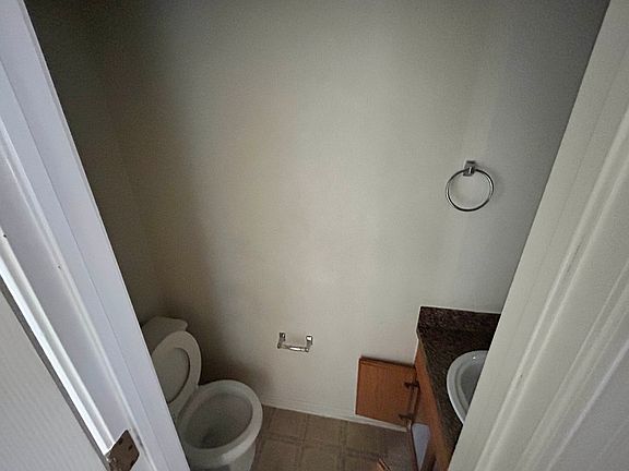 4th image of 1010 Lansberry Ct APT C