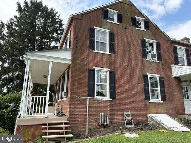 2 bed, 1.0 bath, 2457 sqft, $1,650 — Photo 2