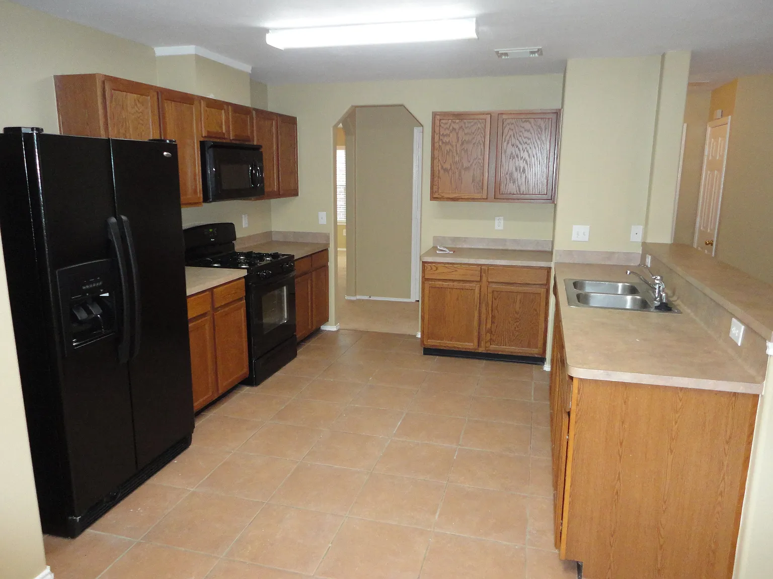 3 bed, 2.0 bath, 2724 sqft, $2,280 — Photo 3