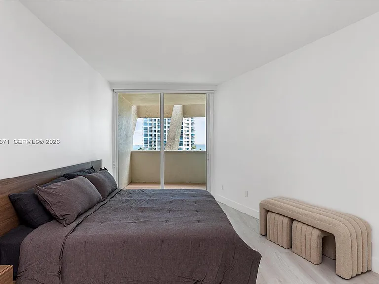 300 S Pointe Dr #907 — Photo 22