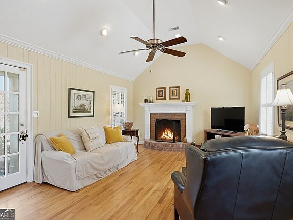 5th image of 647 Park Ln