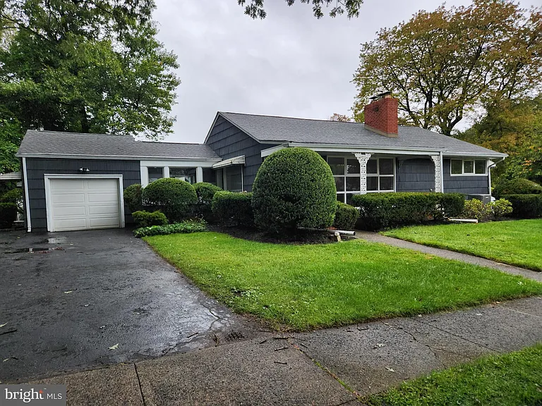 125 Lakedale Dr — Photo 2