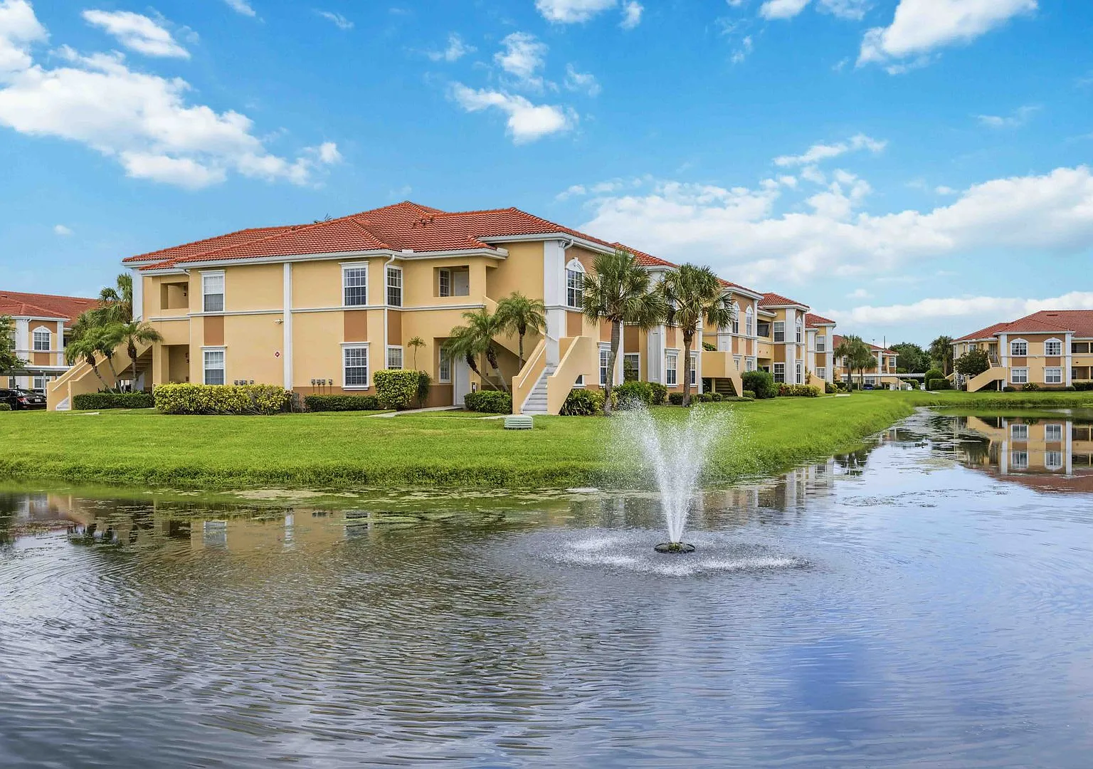 2/2 condo with beautiful water views available now for an annual lease — Photo 1