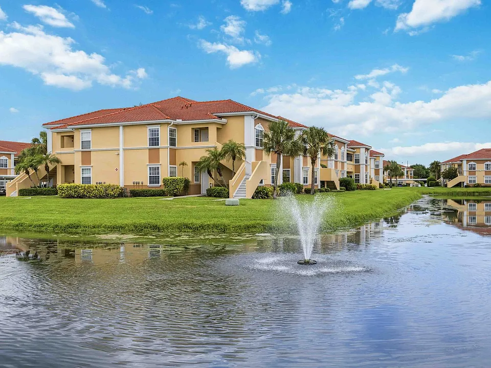 1025 Villagio Cir #208