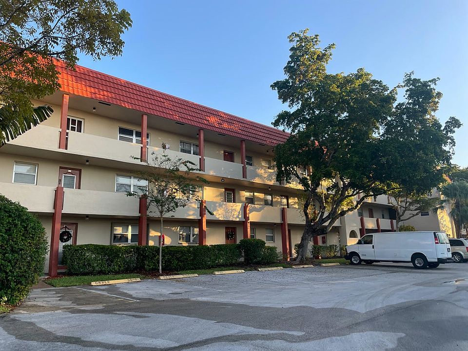 2nd image of 8081 Sunrise Lakes Dr N