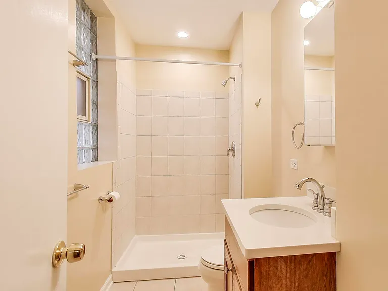 4746 N Malden St #3 — Photo 11