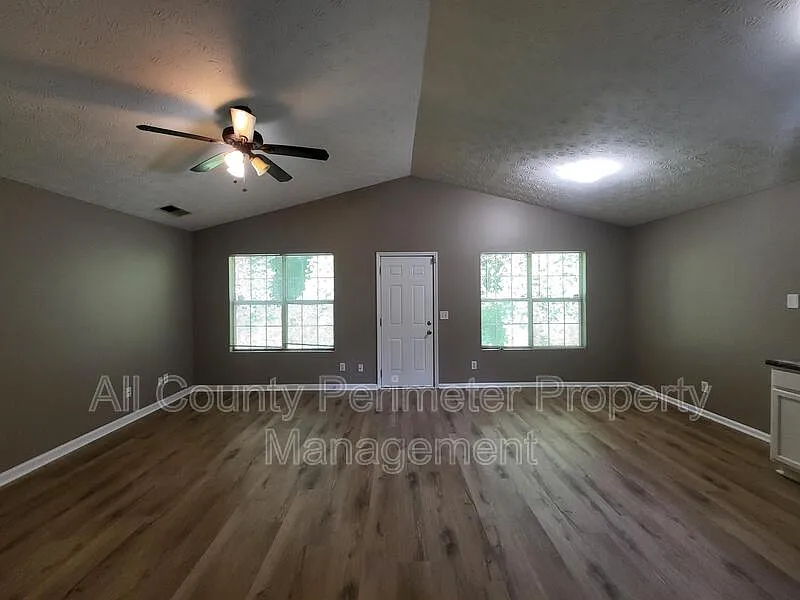 3 bed, 2.0 bath, 1242 sqft, $1,695 — Photo 2